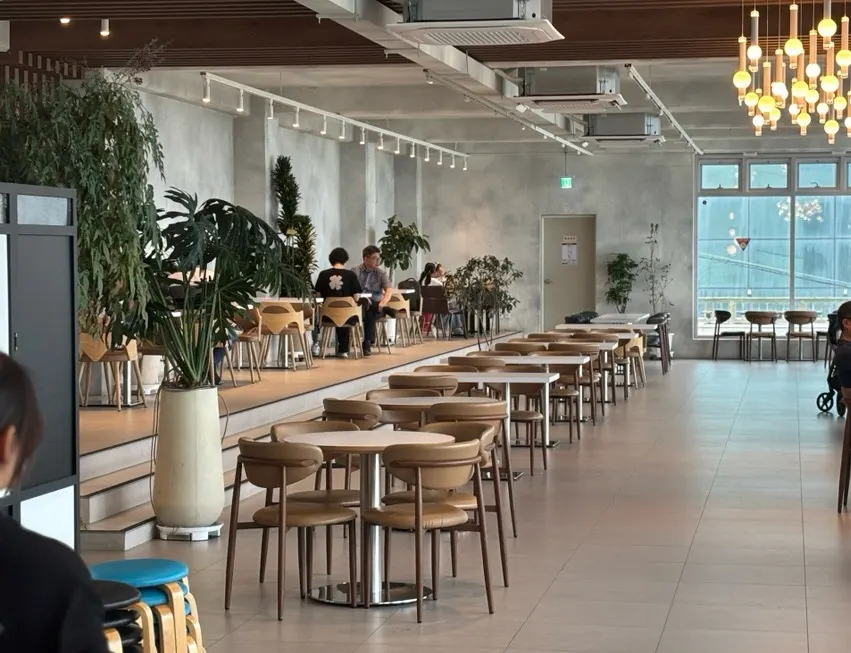 Window seats with panoramic ocean view at Baegya Coffee