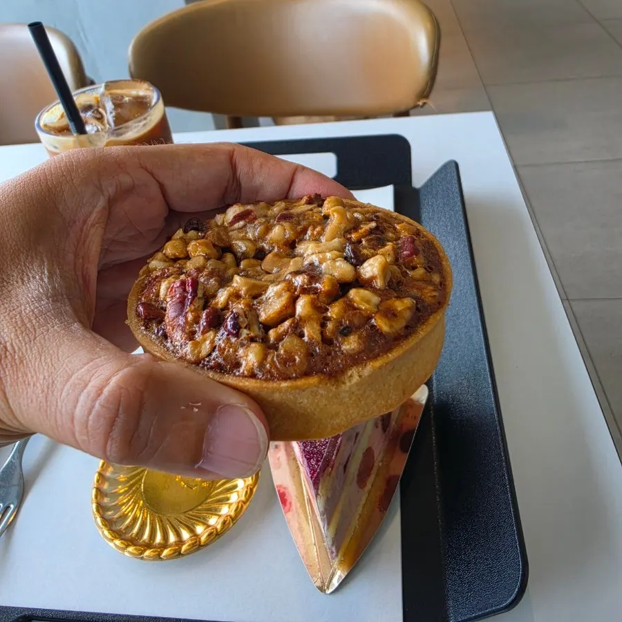 바다가 보이는 창가의 디저트와 커피