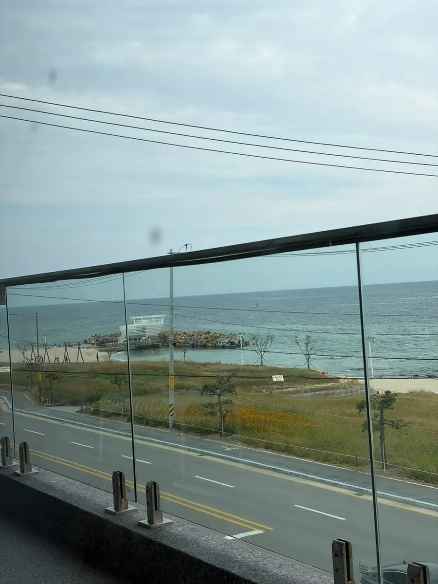 A walking path along Sageunjin Beach