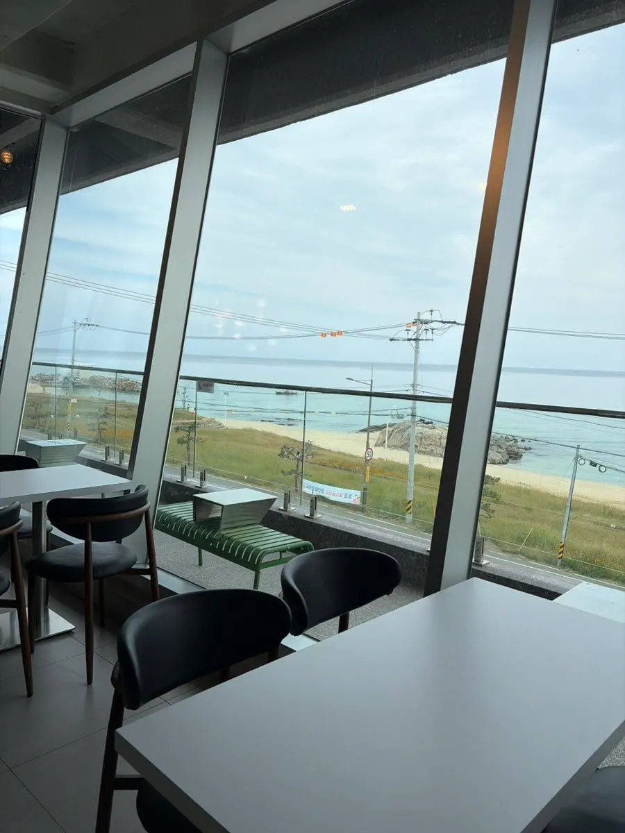 Sageunjin Beach seen through the window of Baegya Coffee