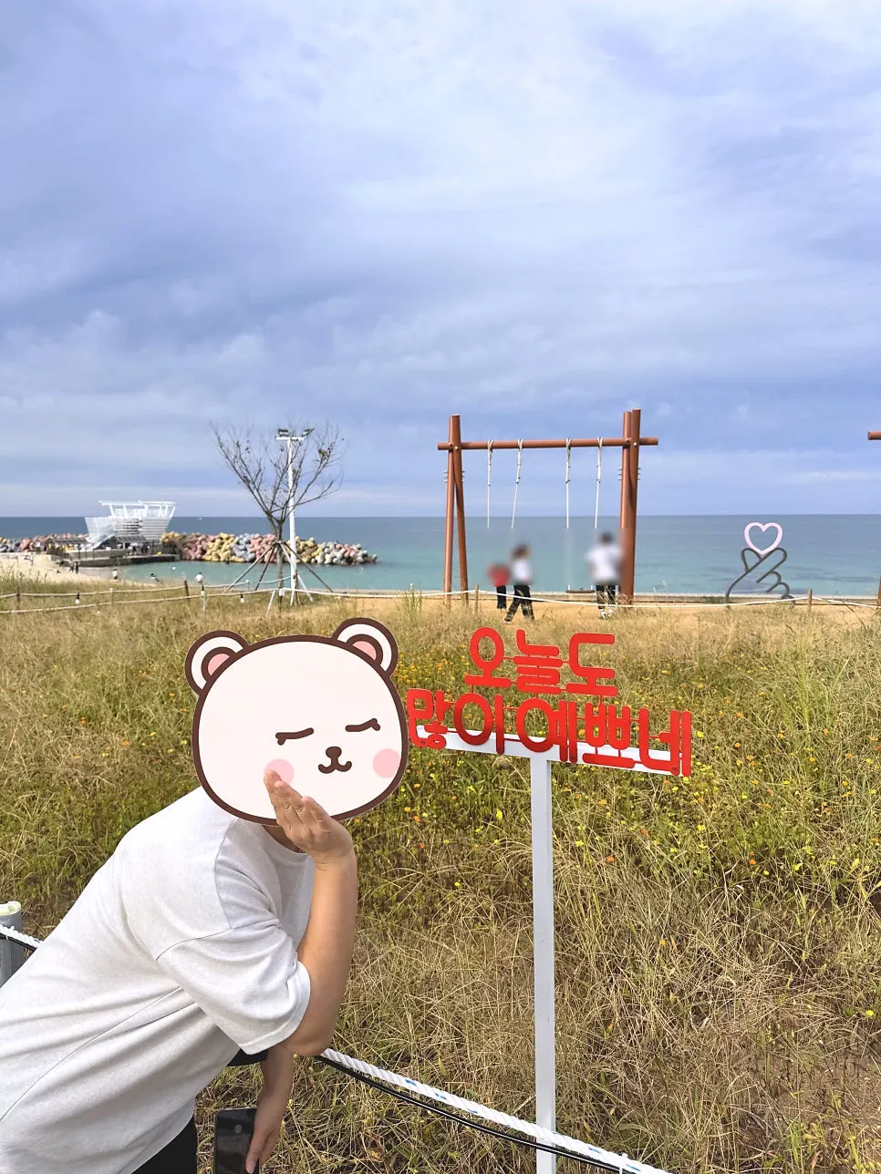 Walking path along Sageunjin Beach