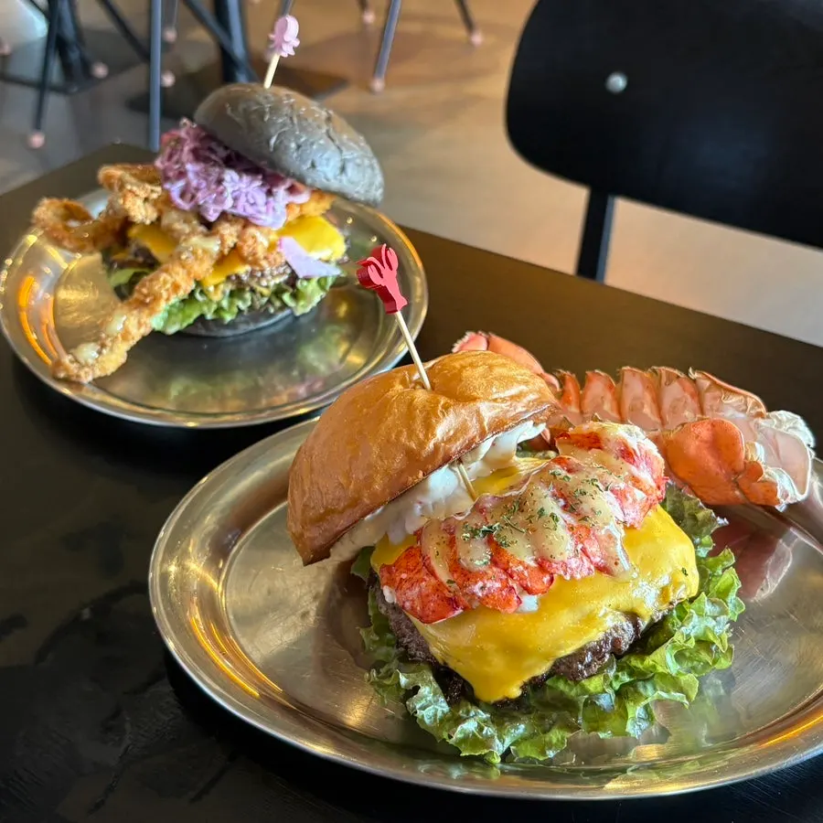 Jumunjin squid burger and lobster burger