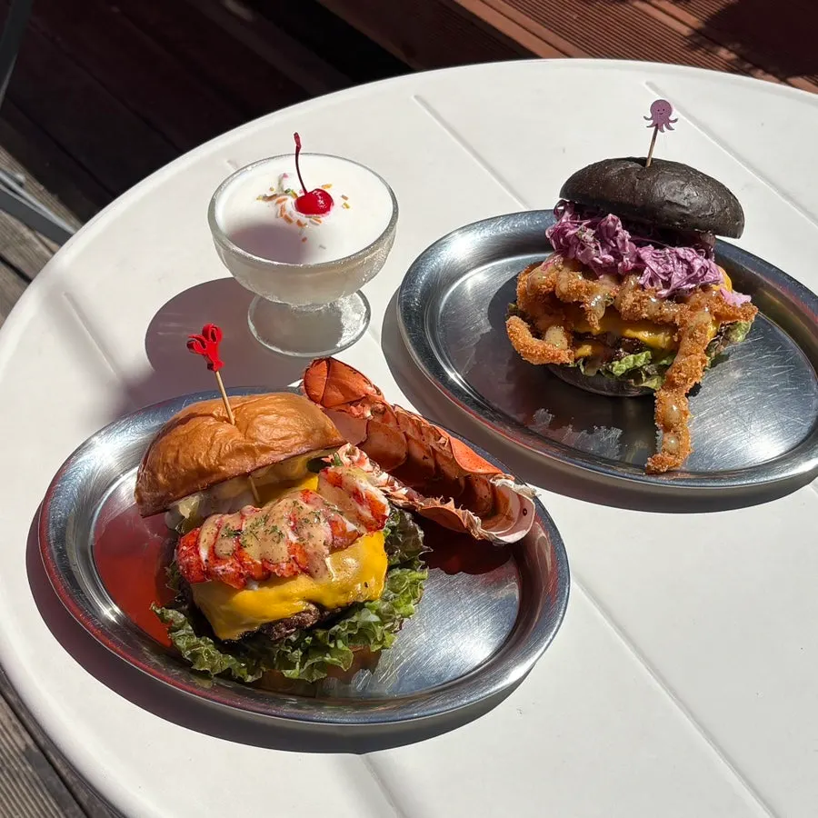 Closing photo of Burger Bar by Sageunjin Beach