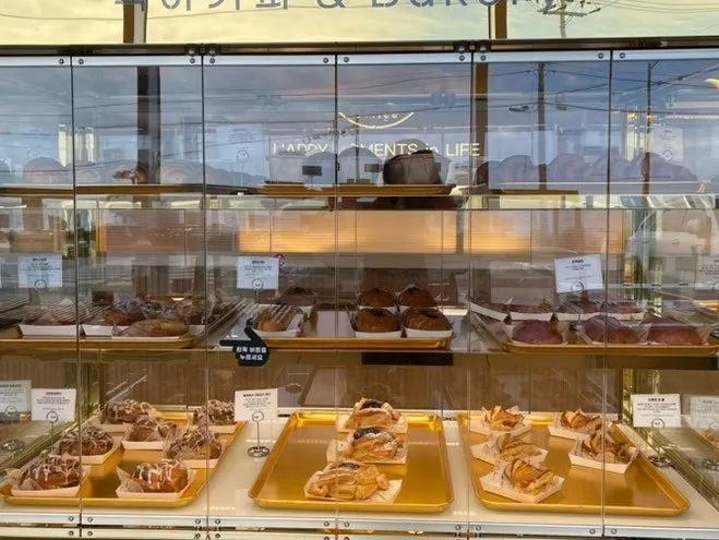 Bakery display in a smart showcase