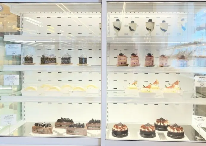 Baegya Coffee baked bread display