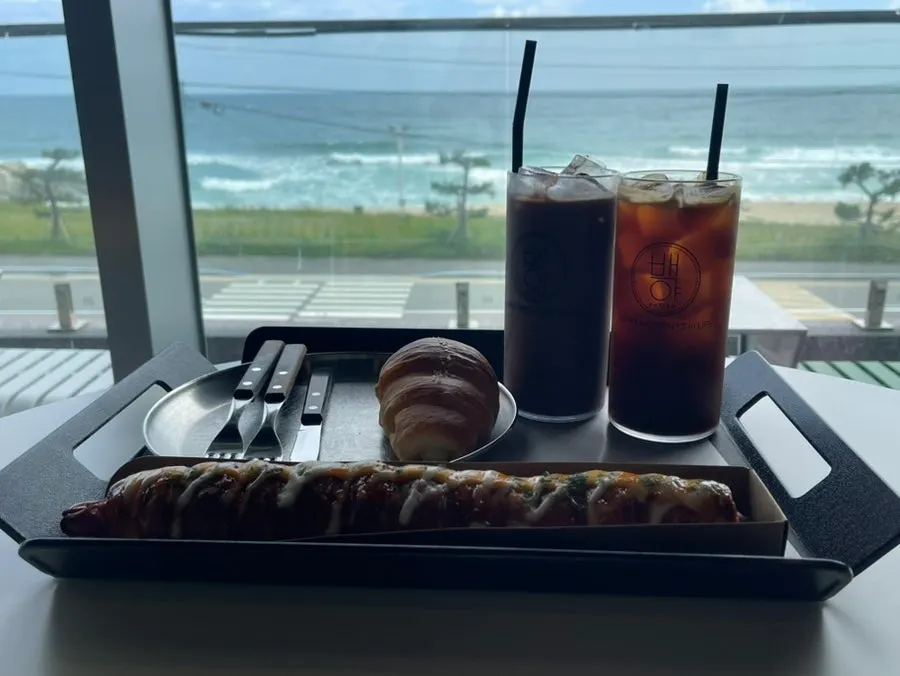 Americano, double chocolate latte, and bread order