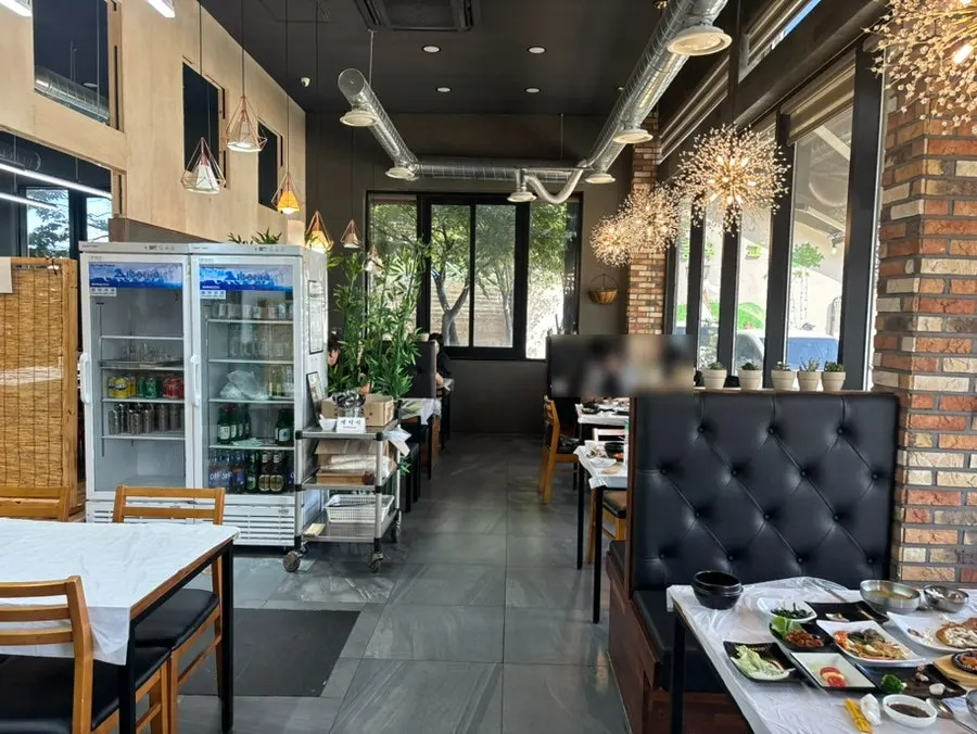 손님이 앉아 있는 사임당부엌 내부