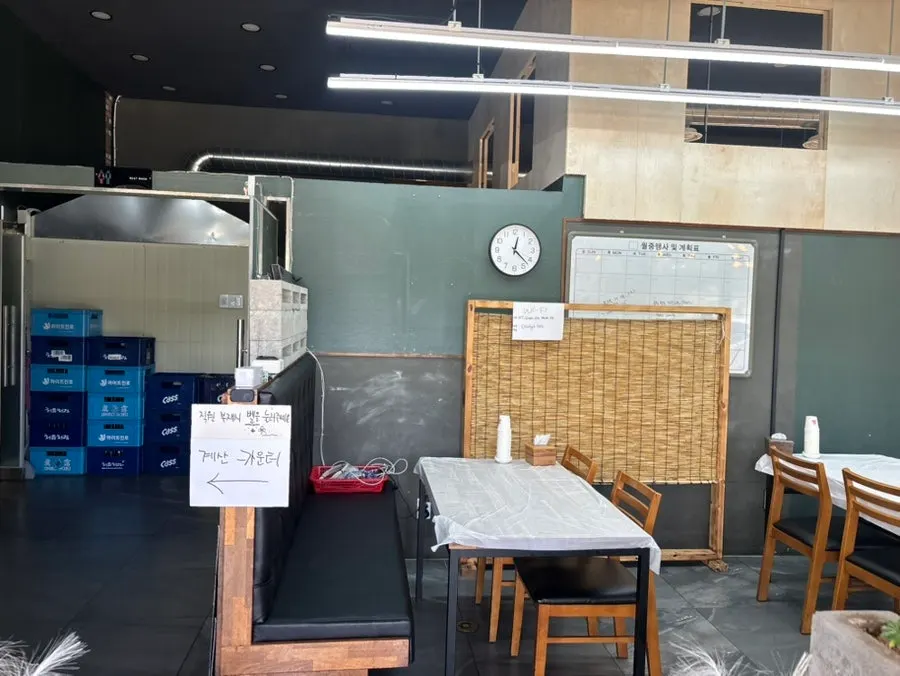넓은 사임당부엌 실내 테이블