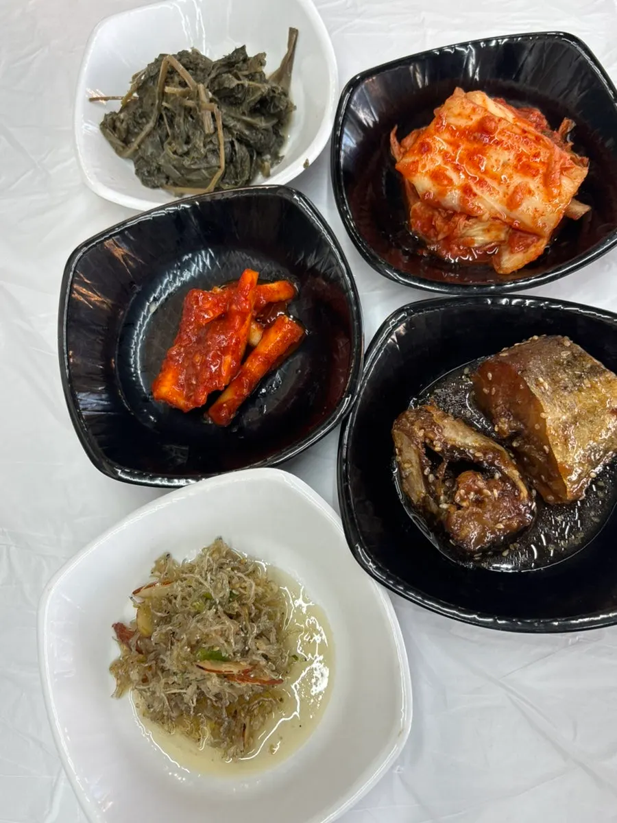 반찬이 빼곡한 사임당한상 상차림