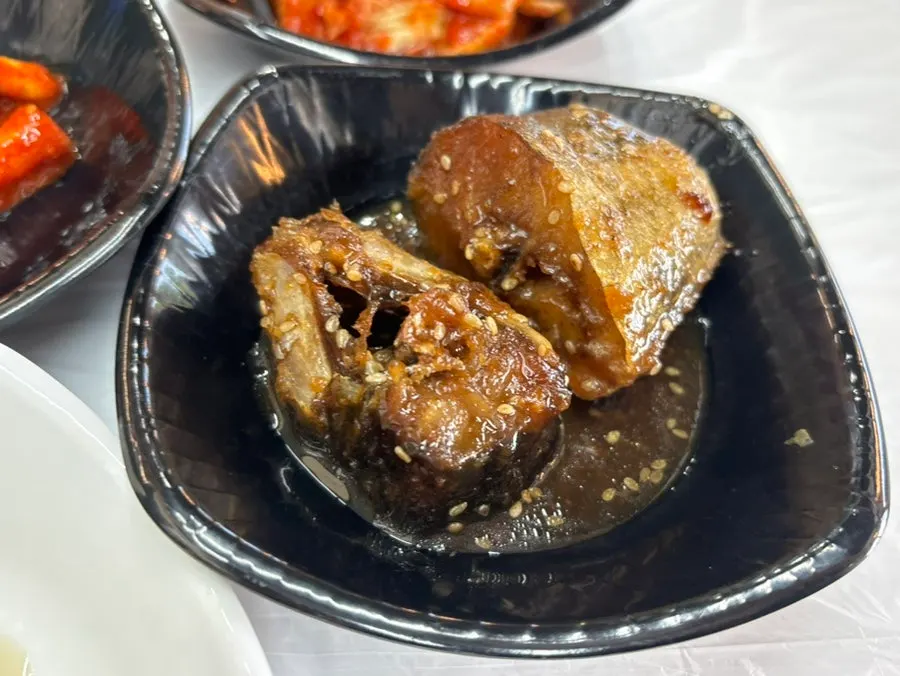 사임당부엌 밑반찬 접시들