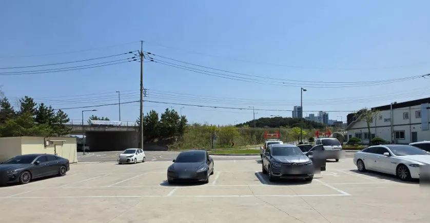 Wide gate-free parking lot at Saimdang Bueok