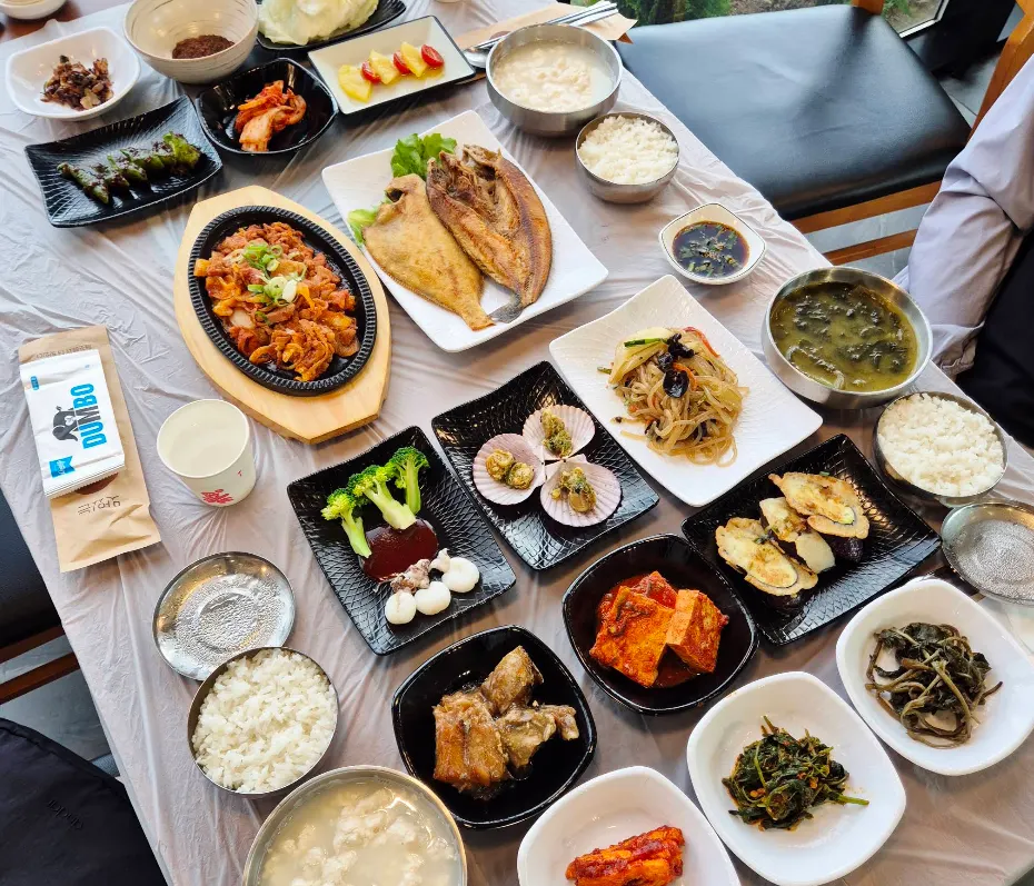 Table setting with 12 side dishes at Saimdang Bueok