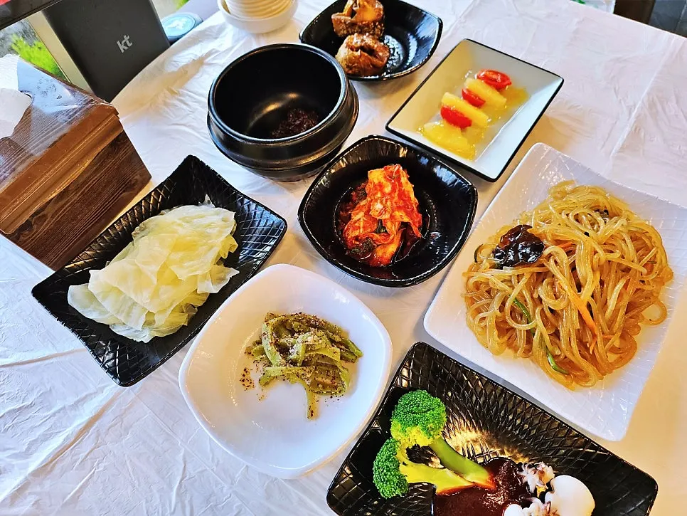 세팅되기 시작한 한정식 반찬