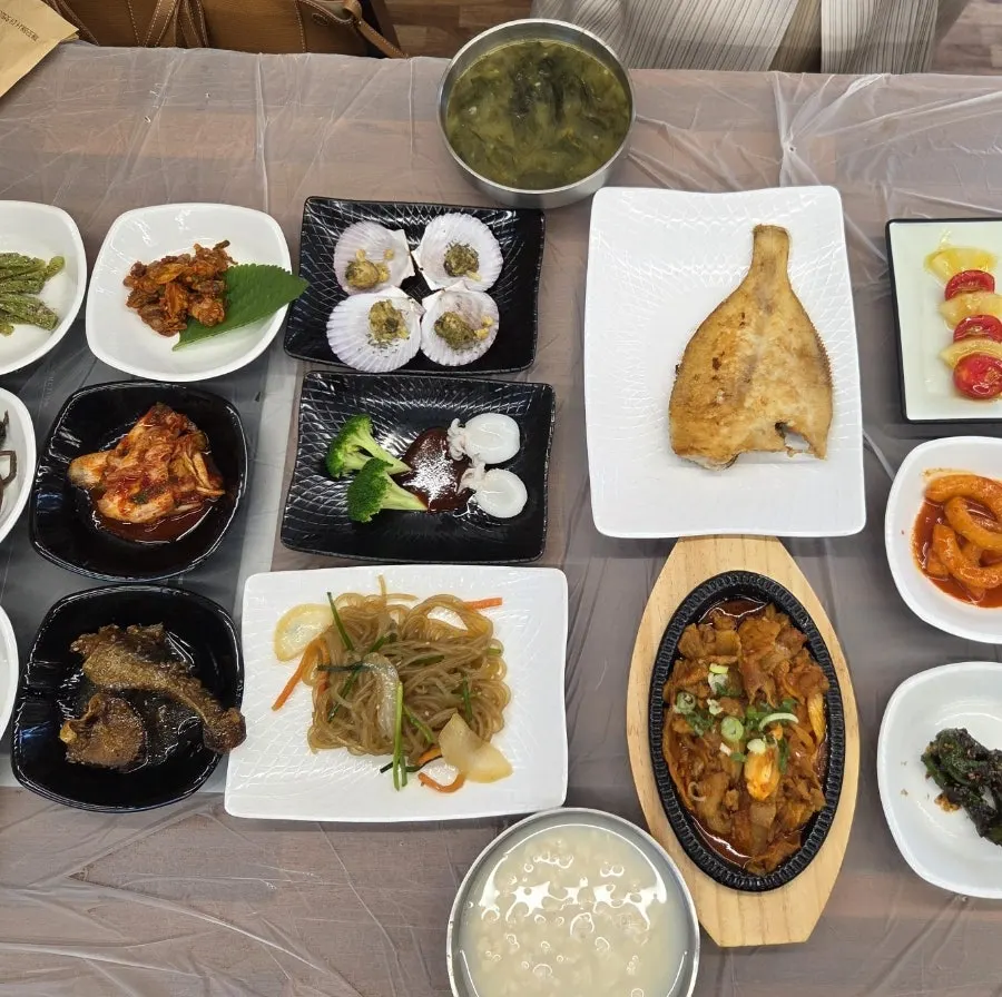 반찬이 가득 차려진 사임당 한상