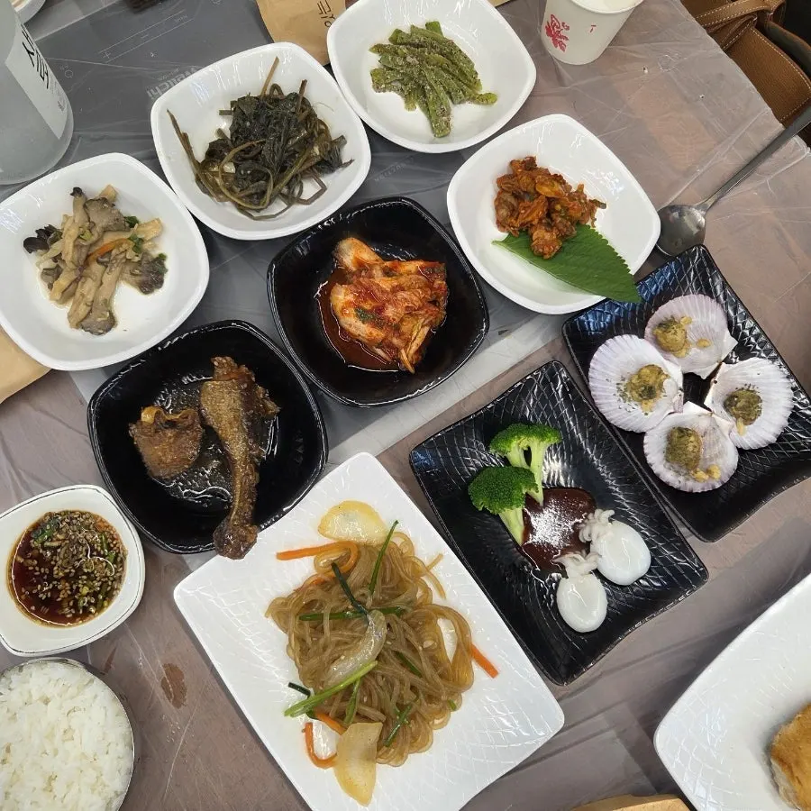 푸짐하게 차려진 한정식 상차림