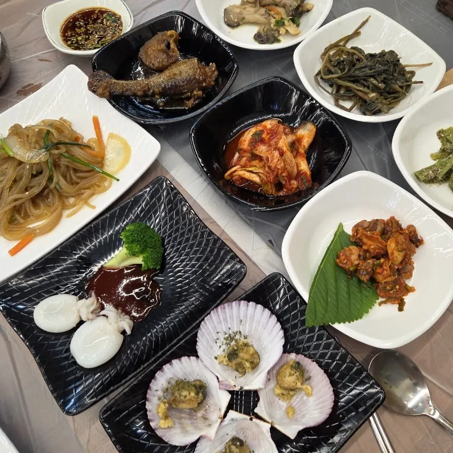 반찬을 조금씩 담아 먹는 한상