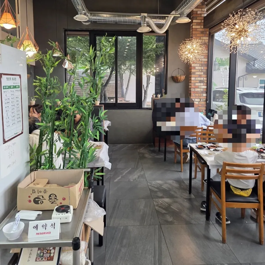 여유 있는 테이블 간격의 매장 내부