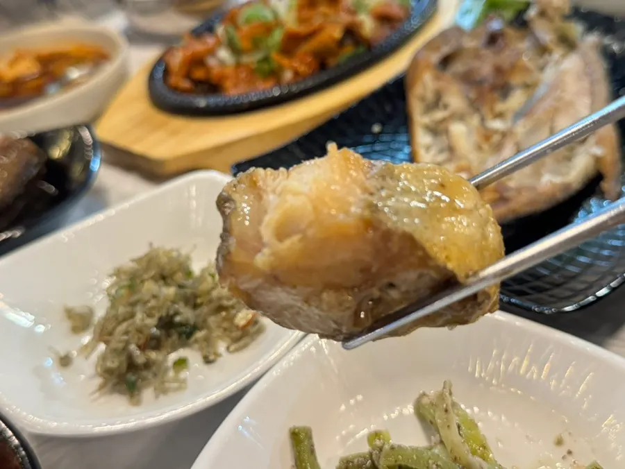 Korean set-meal side dishes including fresh kimchi and seasoned gungchae