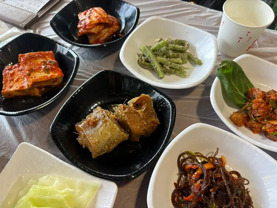 Side dishes served with the Saimhansang set