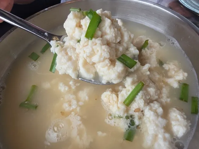 미역국과 초당순두부가 놓인 한상
