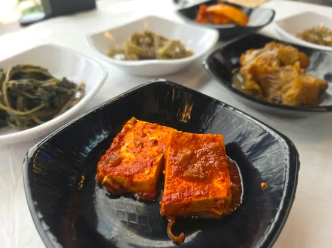 나물과 김치 등 기본 반찬 접시