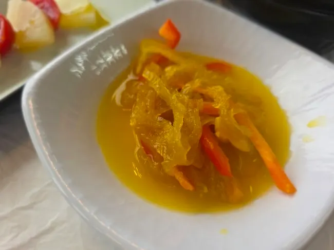두부조림이 담긴 반찬 접시
