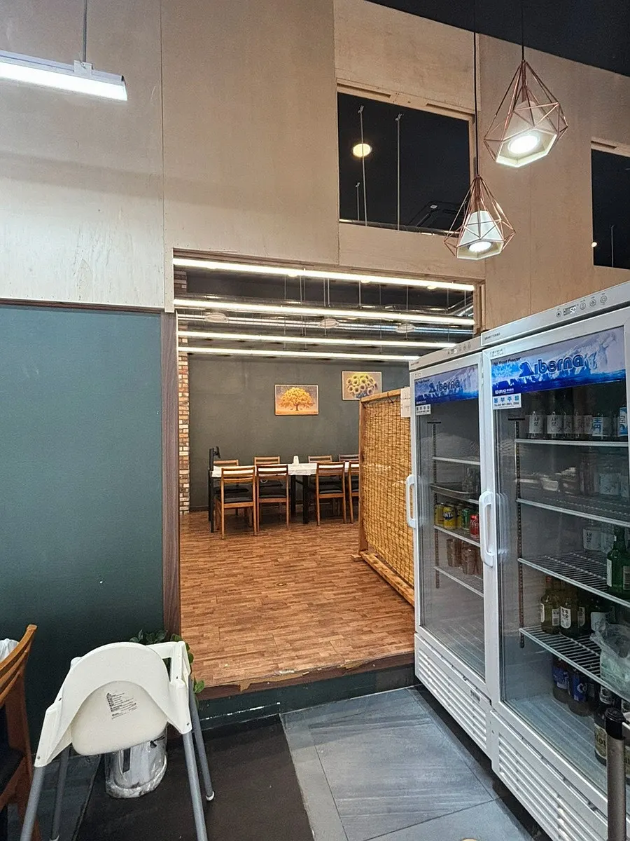 룸처럼 분리된 안쪽 테이블 공간