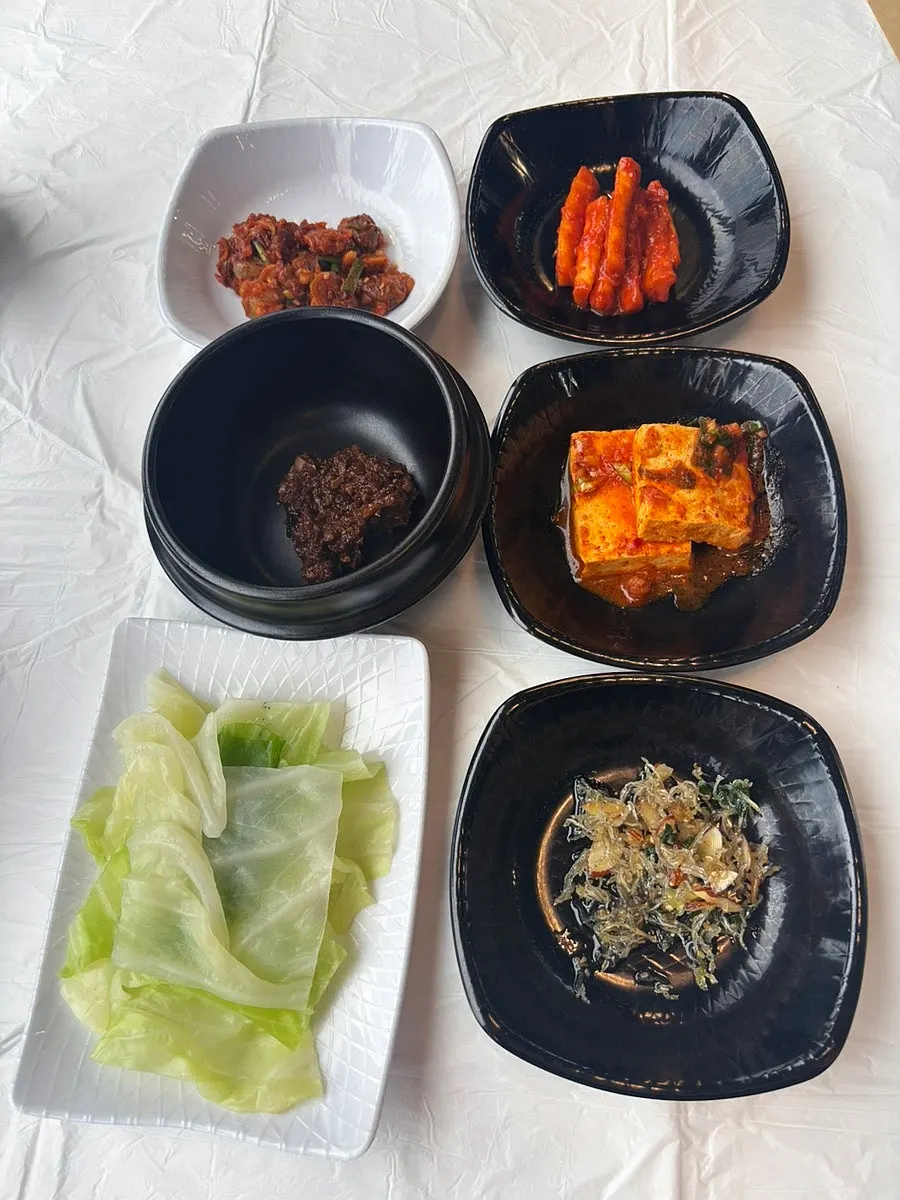 기본 반찬 15가지가 놓인 테이블