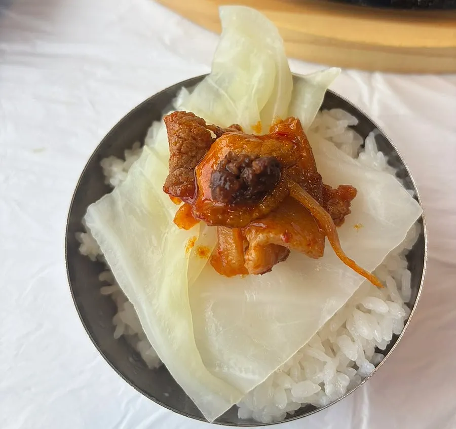 흰밥에 올린 가자미구이 살