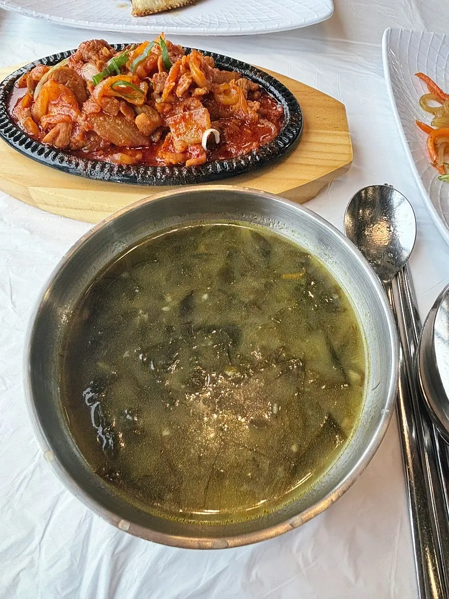 철판에 담겨 나온 제육볶음