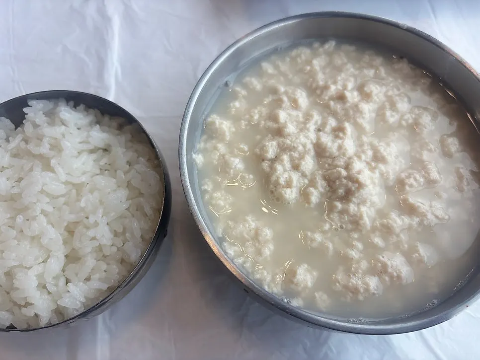 푹 끓인 미역국 한 그릇