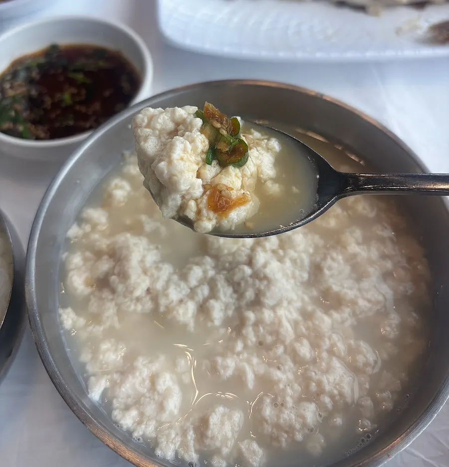 미역국과 밥이 놓인 자리