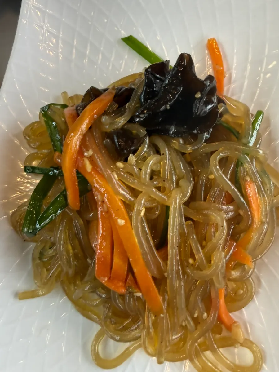 Seasoned hot-plate meat dish with vegetables
