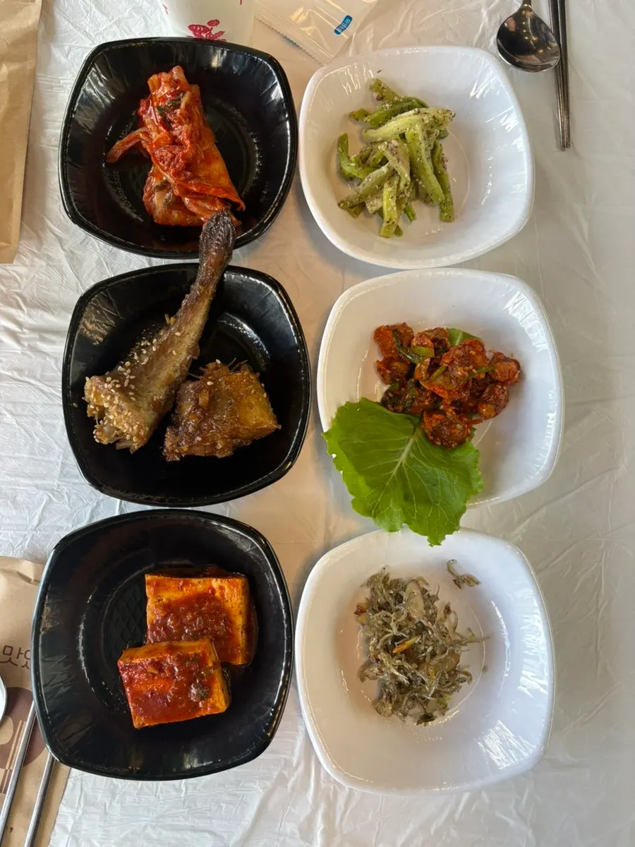한정식 반찬 접시들