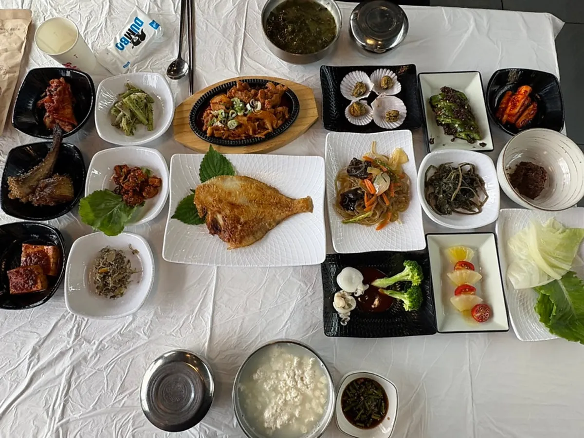 한상 가득 차려진 사임당 한상 2인 전체 상차림
