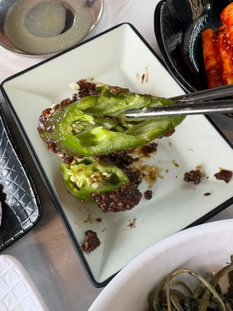 밥과 함께 차려진 한정식 한 상