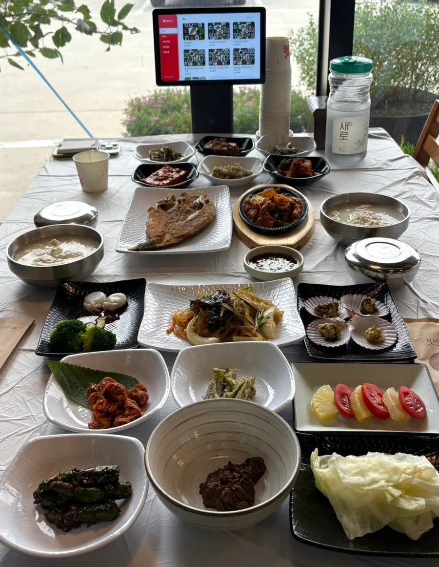 Featured image of the hanjeongsik set at Saimdang Bueok in Gangneung