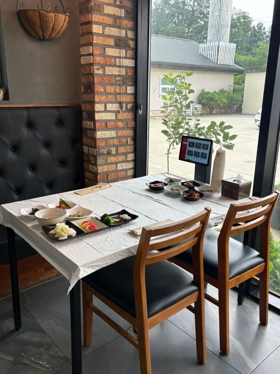Clean dining hall at Saimdang Bueok