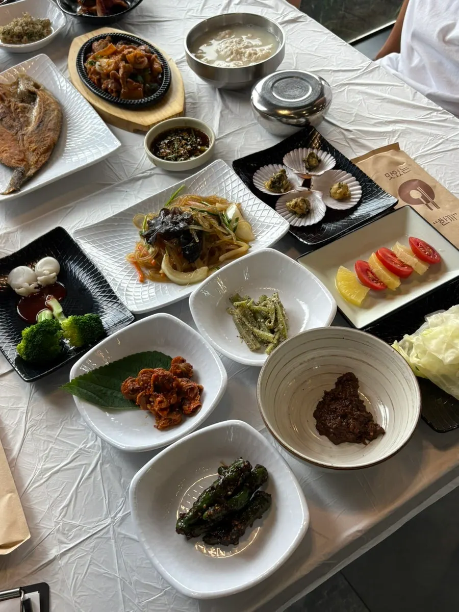 Set meal with two kinds of fish and a meat side dish