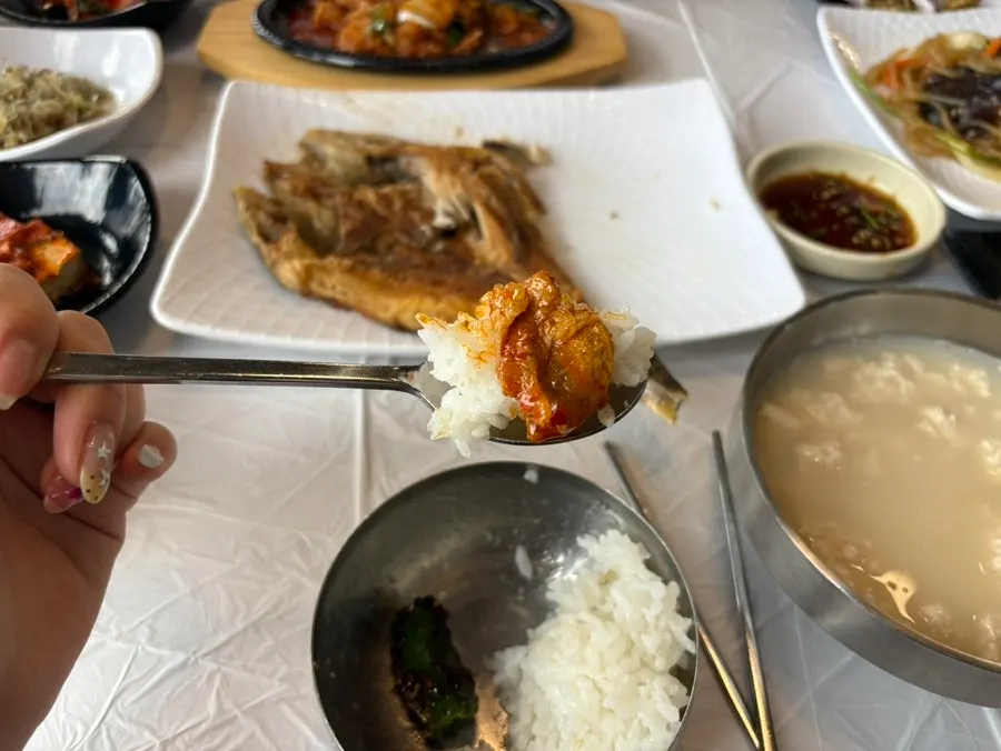 Fish flesh served over white rice
