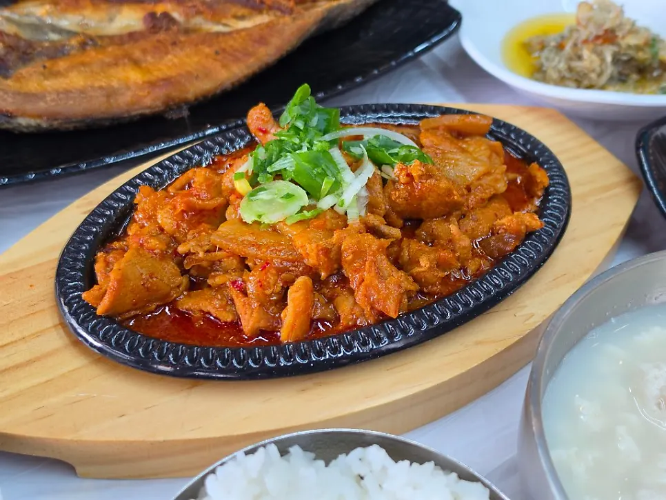 Spicy stir-fried pork served on a hot plate