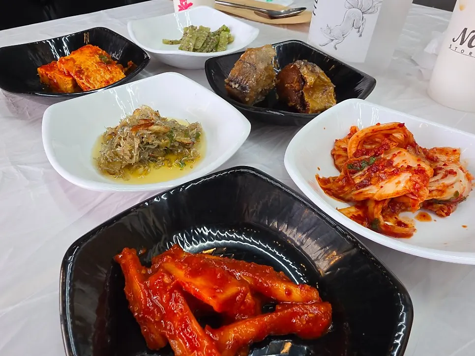 Seasoned bellflower root, kimchi, and braised side dishes