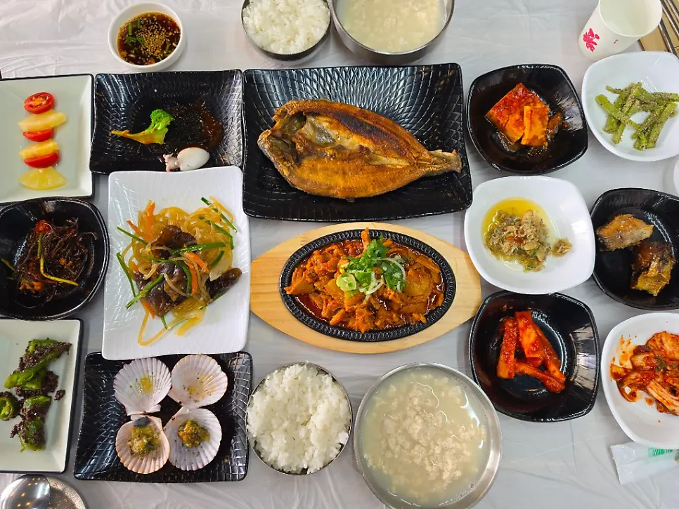 The fully laid-out, generous Saimdang Set Meal