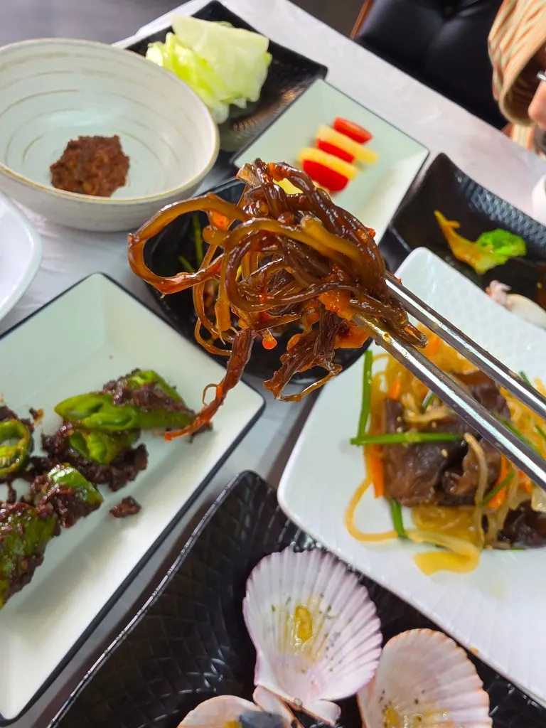 Side dishes and dishes served with the Saimdang Set Meal