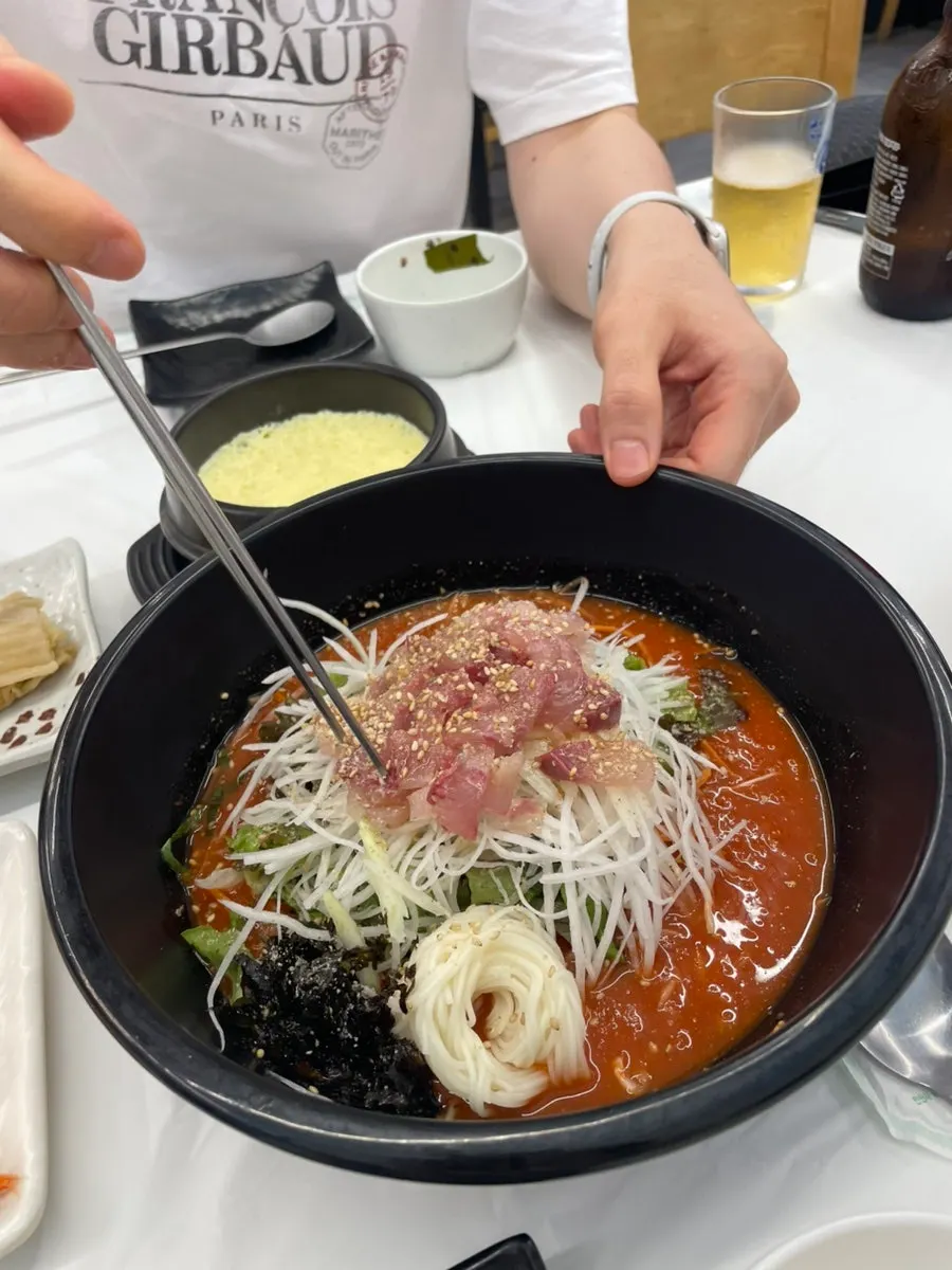 회와 아삭한 야채가 올라간 강릉 물회 한 그릇