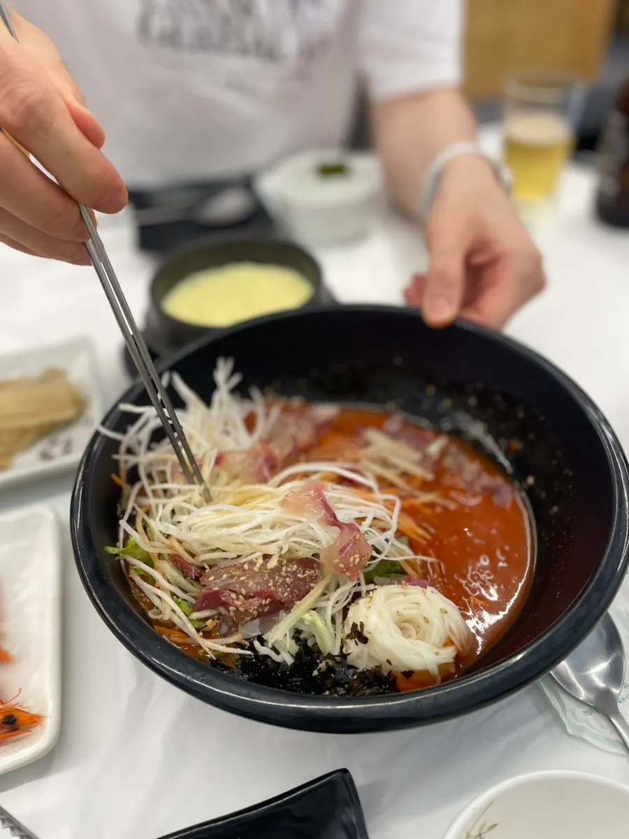고명으로 회가 푸짐하게 올라간 물회 클로즈업