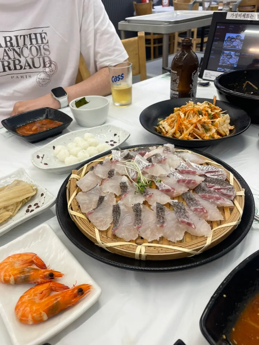 껍질 벗긴 새우와 초밥용 밥, 씻은 묵은지