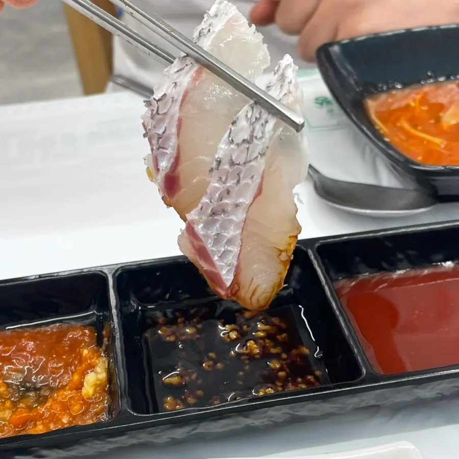 두툼하게 썰어 한 판 차려진 참돔 유비끼회