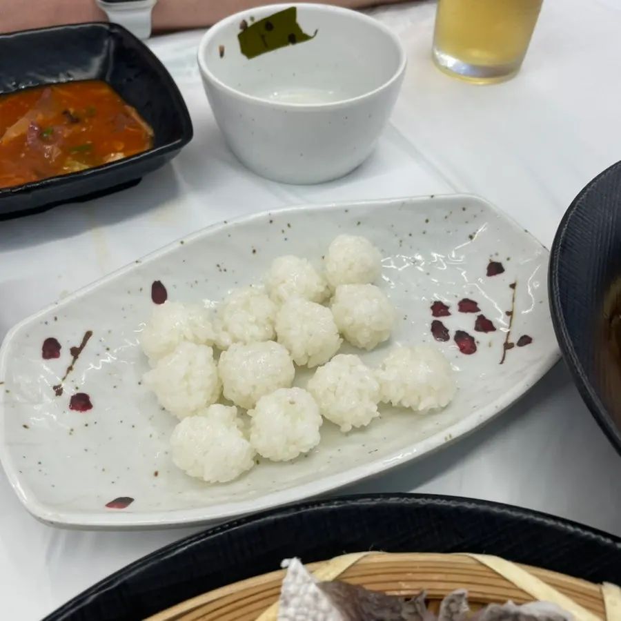 넓고 도톰하게 썬 참돔 유비끼회 클로즈업