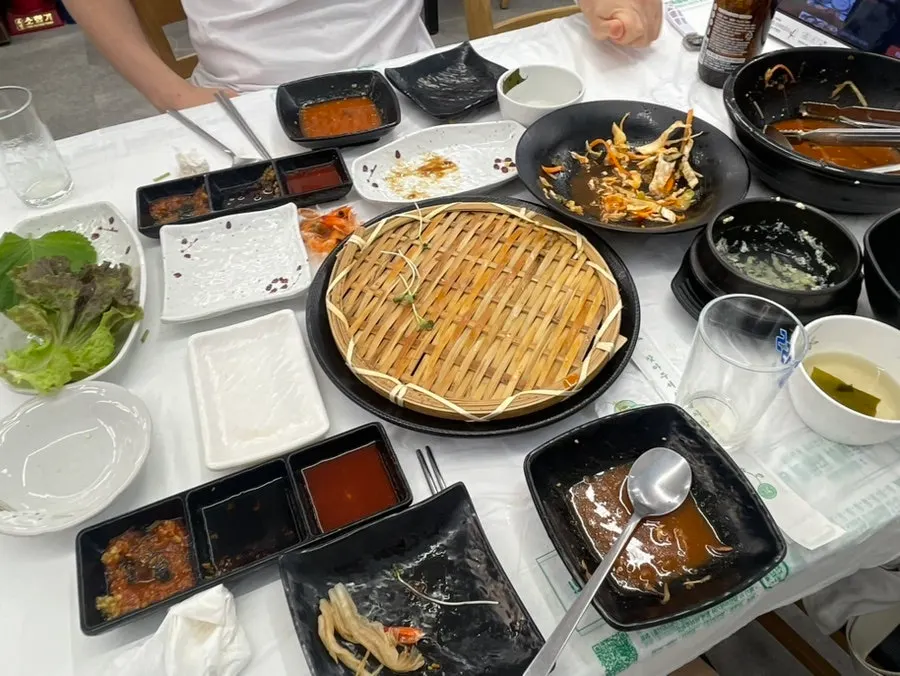 회와 밑반찬을 거의 비운 테이블